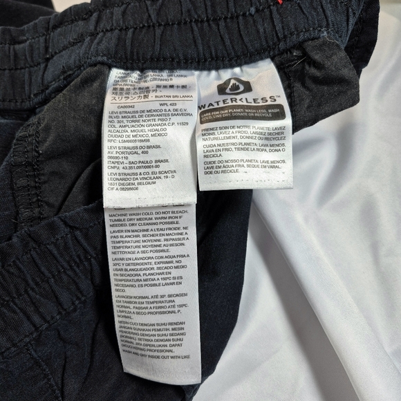 Levi's Women's Pull-up Jogger Pant Black. Size Medium - Picture 8 of 9